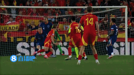 金年会范赫克谈送点:我认为是奥亚萨瓦尔绊倒了我,他把腿放在我前面