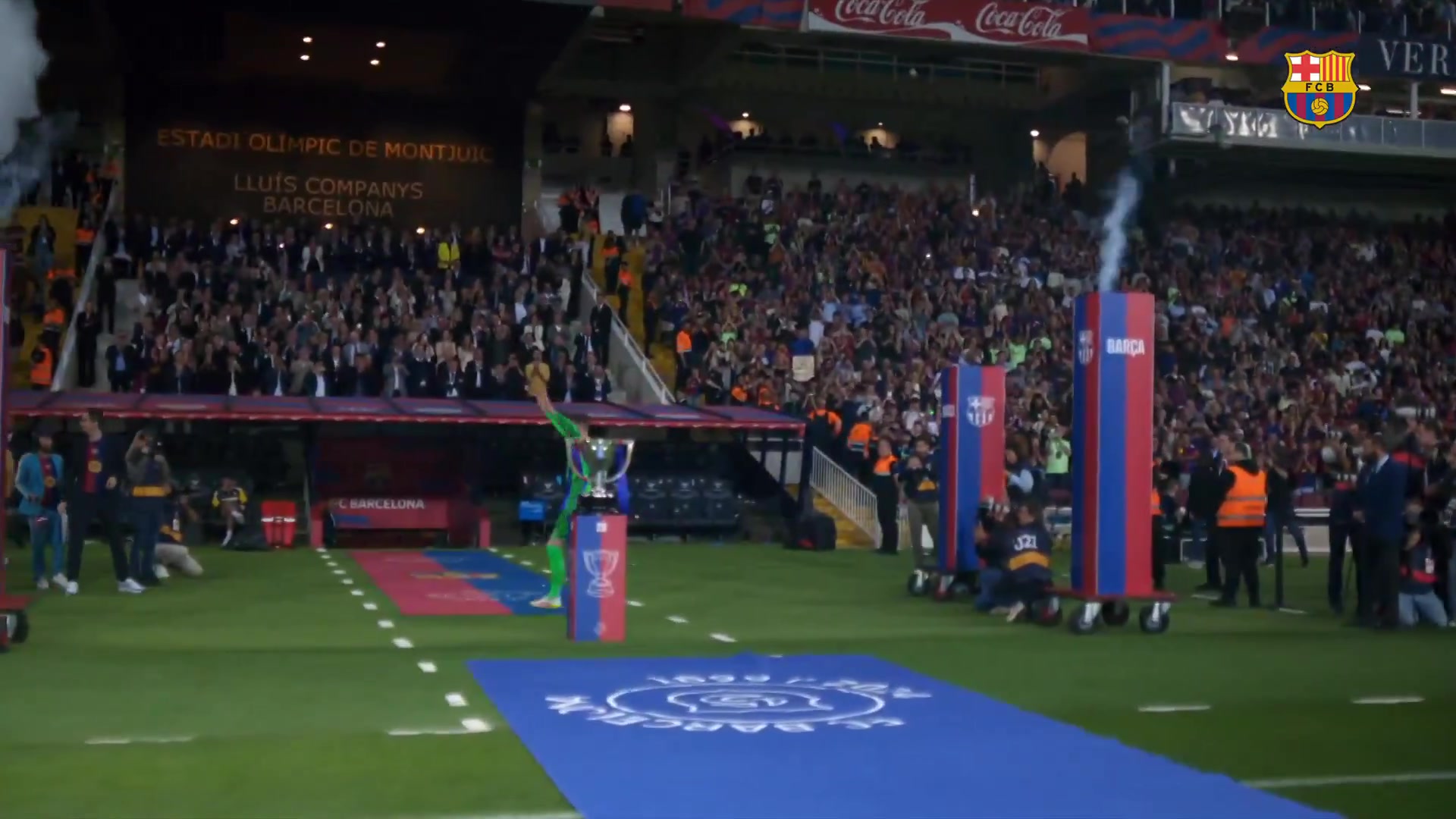 金年会荣耀时刻！巴萨主帅、球员一一登场接受欢呼，特狮捧起奖杯🎉