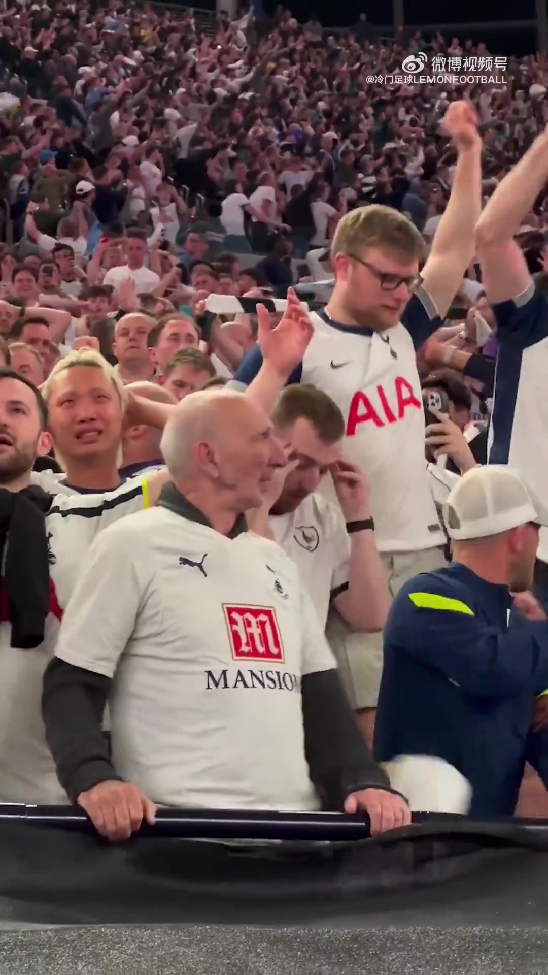 jinnianhui金年会热刺夺冠瞬间，看台上的老球迷不能自已🥹