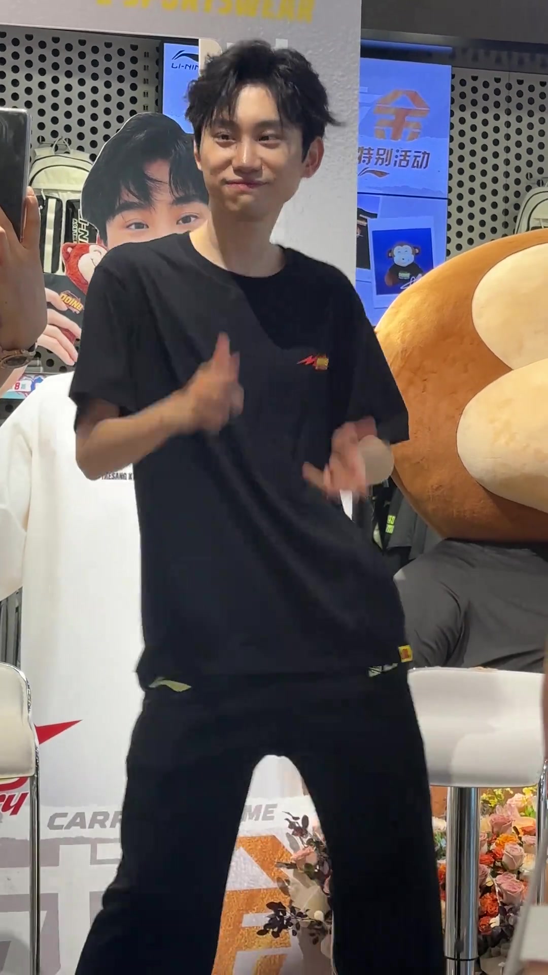 金年会体育B神舞的好极限!Doinb线下活动翻跳《九万字》