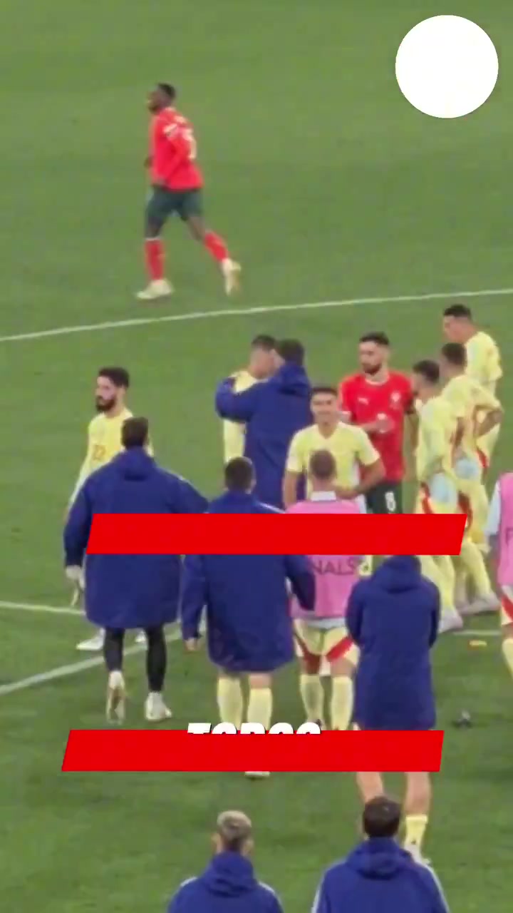 金年会体育莫拉塔失点导致球队落败，赛后队友和对手纷纷过来安慰