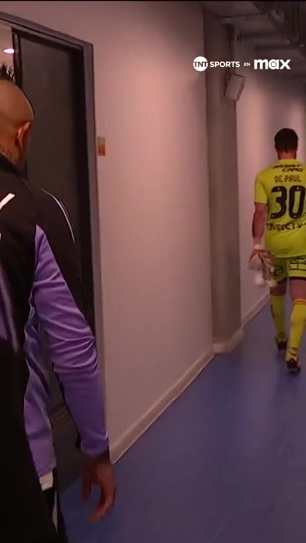 金年会离谱！38岁比达尔踢飞点球+头球乌龙，恼羞成怒与自家门将大吵