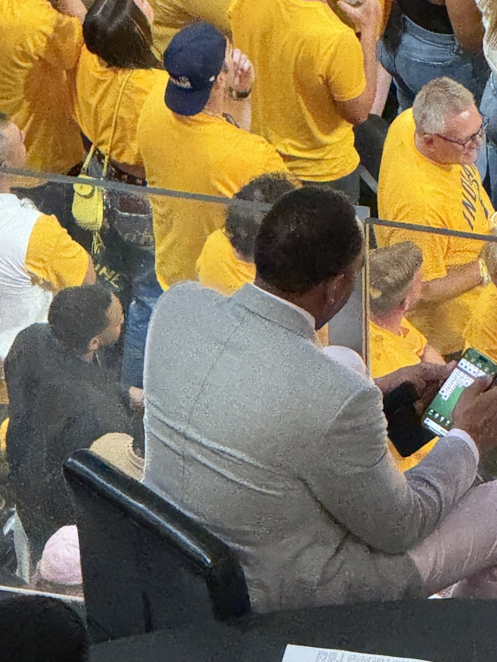 金年会金字招牌诚信至上场边玩纸牌游戏！A-史密斯：想不到吧我能一心多用 总决赛将抢七